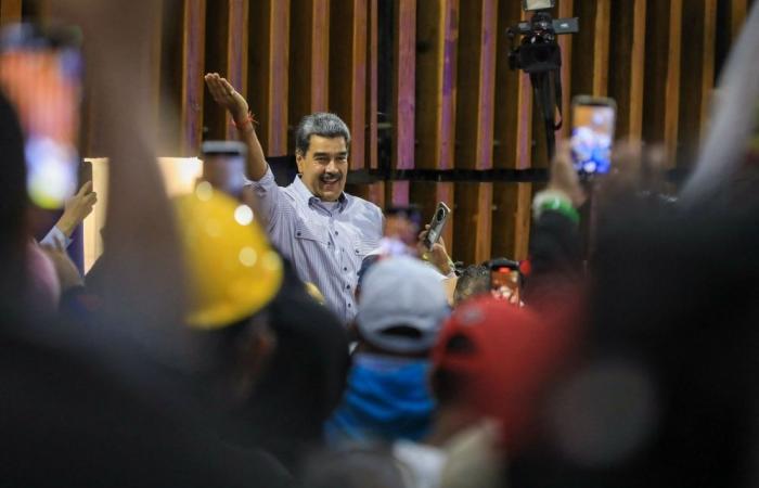 ‘No crazy war, please!’: Maduro hits out as US sends stealth warplanes, warships near Venezuela
