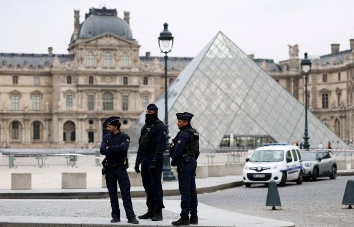 Suspects in Louvre jewel heist case arrested near Paris, prosecutor says