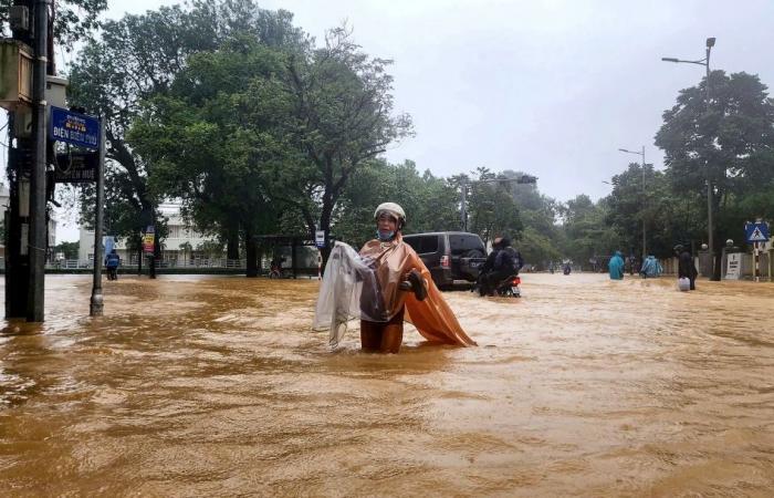 Worst since 1999: Thousands evacuated in Vietnam after record rain floods Hue, triggering landslides