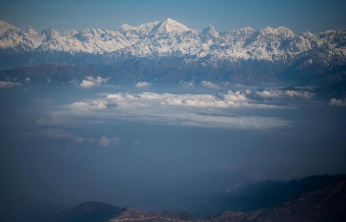 Heavy snow from cyclone shuts Everest region in Nepal, Tibet; helicopter crashes in rescue attempt