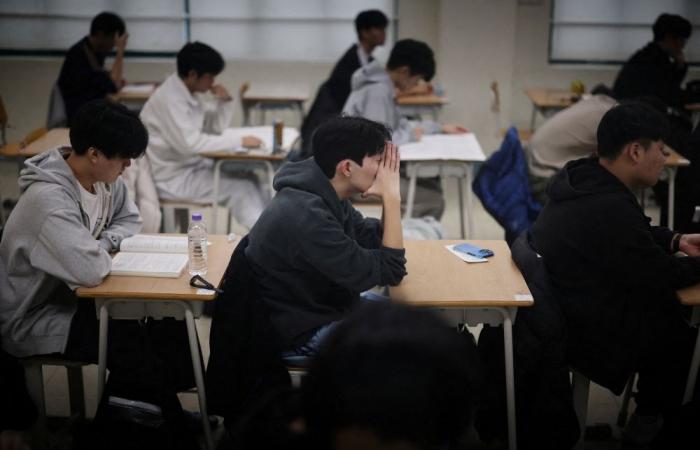 South Korea halts 140 flights for 30 minutes as 554,000 take gruelling university entrance exam