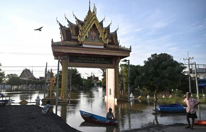 Months of relentless flooding leave Ayutthaya residents navigating dangerous canals