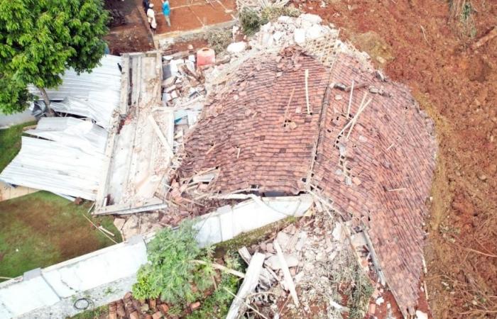 Java villages buried by rain-fuelled landslide; 11 dead, 12 missing