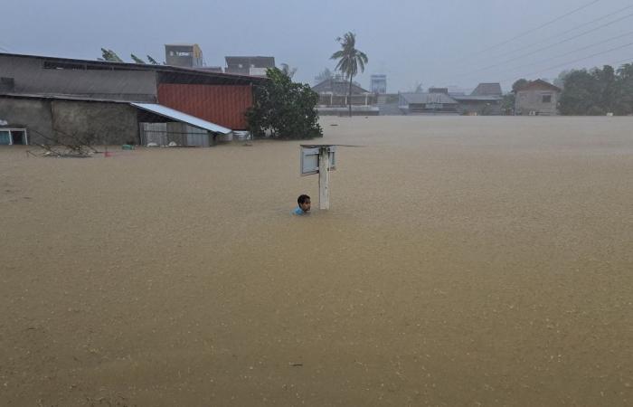 Southern Thailand floods kill 13, leaving people stranded and roads submerged