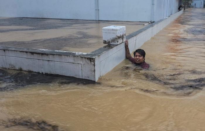 Thailand to send aircraft carrier for flood relief as rains intensify