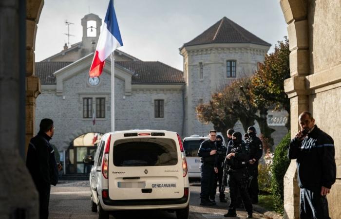 French prison escapees saw through bars, used bed sheets in overnight breakout