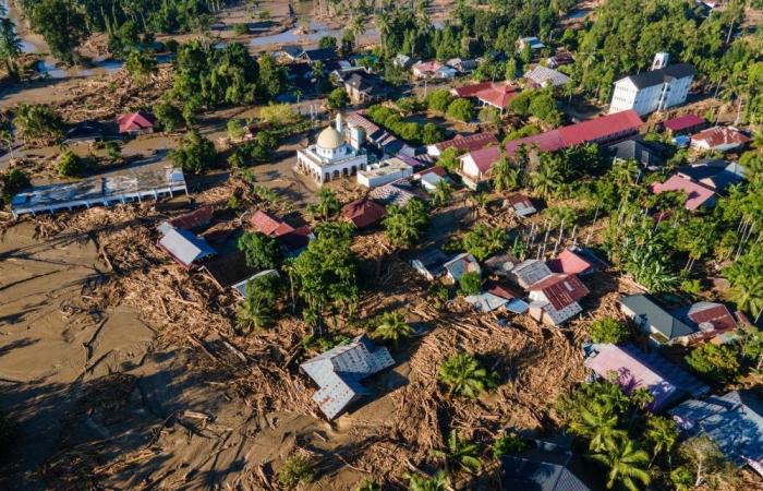 Indonesians pick up the pieces after floods ravage island