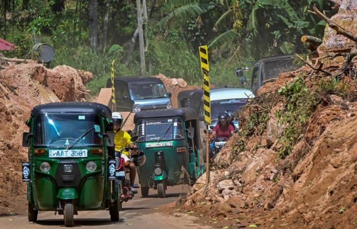 Clean-up hampered in Sri Lanka after floods and landslides leave nearly 500 dead