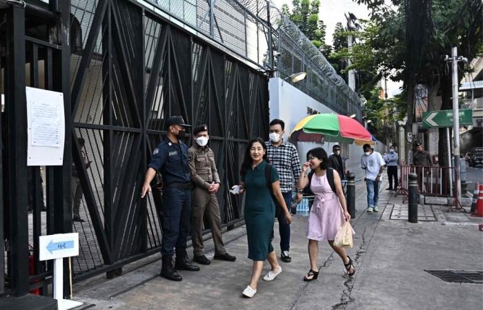 Myanmar citizens head to early polls in Bangkok