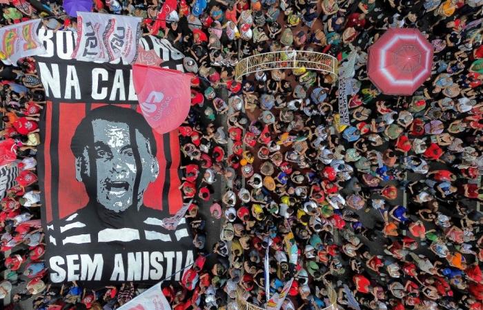 In Brazil’s Copacabana and Paulista Avenue, thousands march opposing amnesty for ex-president Bolsonaro