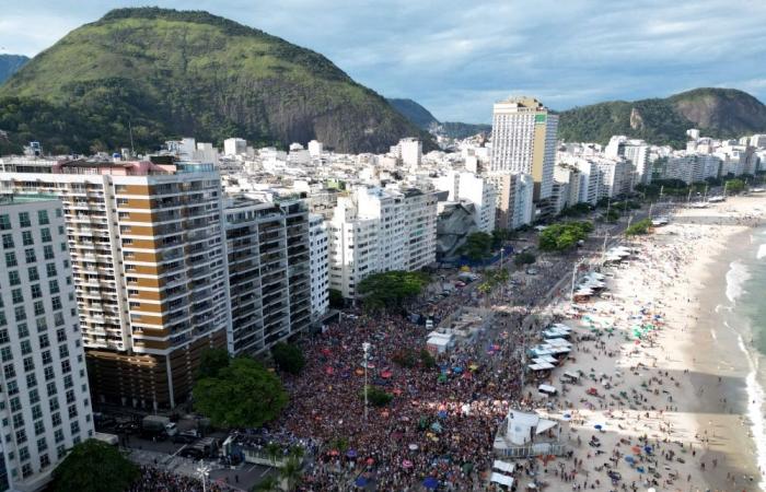 In Brazil’s Copacabana and Paulista Avenue, thousands march opposing amnesty for ex-president Bolsonaro
