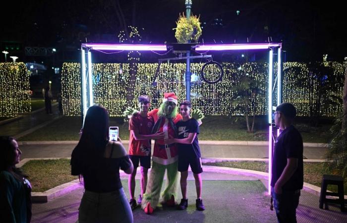 Under holiday glow, Venezuelans try to shut out anxiety over US threats