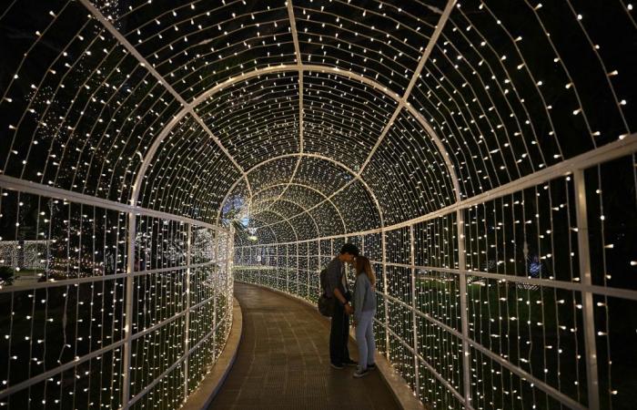 Under holiday glow, Venezuelans try to shut out anxiety over US threats