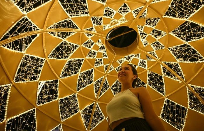 Under holiday glow, Venezuelans try to shut out anxiety over US threats