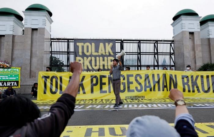 Indonesia’s new criminal code criminalises premarital sex, insults to the state; minister warns of abuse risks