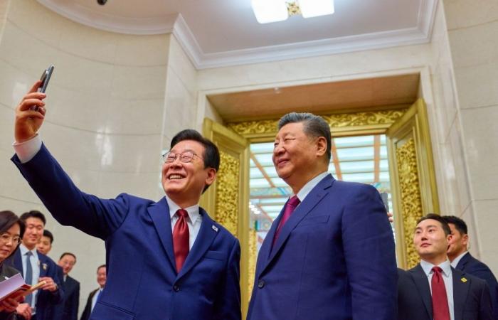 South Korea’s Lee snaps Xi selfie with Chinese ‘backdoor’ phone