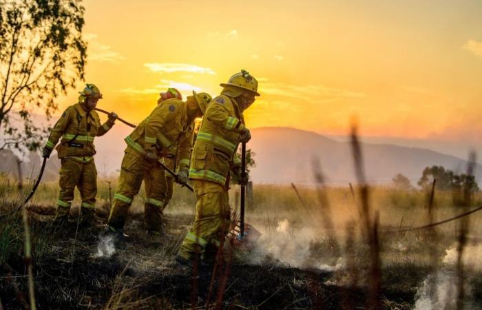 Bushfires destroy hundreds of buildings in southeast Australia, first death confirmed