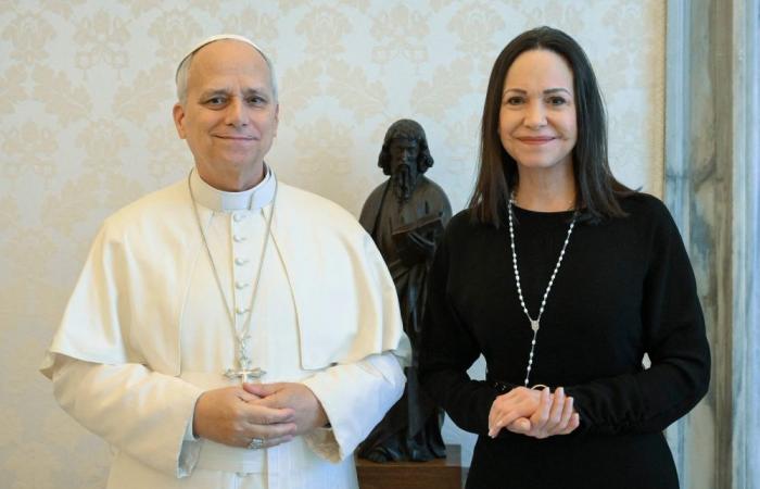 Trump sets meeting with Venezuelan opposition leader, Caracas under pressure