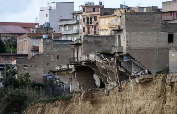 When the land drops away: Life and uncertainty in Niscemi’s red zone