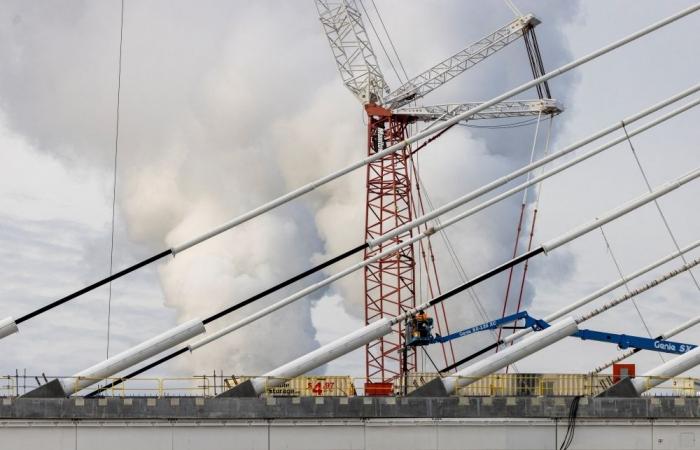 Trump threatens to stop opening of Canada-US bridge