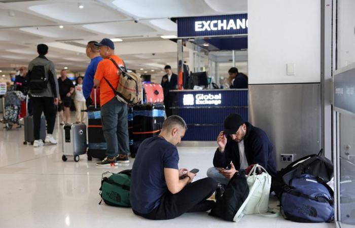 Australia sets up online crisis portal as 115,000 nationals stuck in Middle East, says Penny Wong