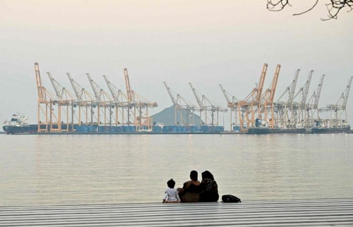 Iran threatens Red Sea shipping, warns of new front if US invades