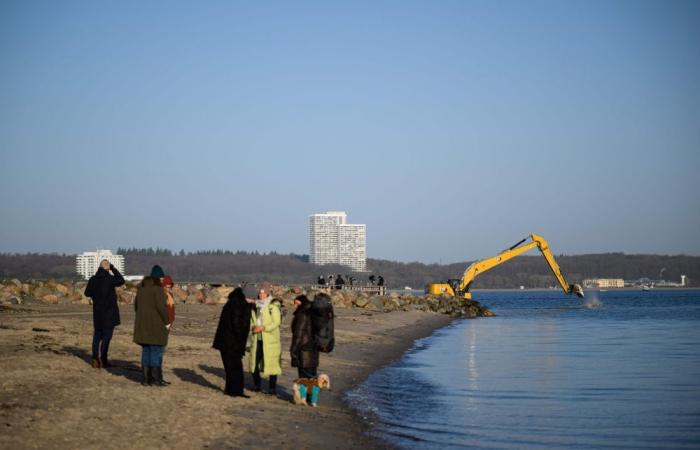 Beached humpback whale frees itself after days‑long rescue effort in Germany