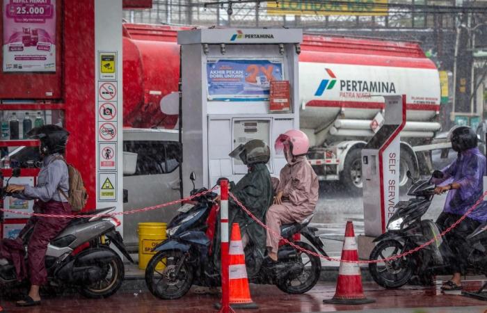 Indonesia says it will not raise fuel prices despite global oil surge, urges public not to panic
