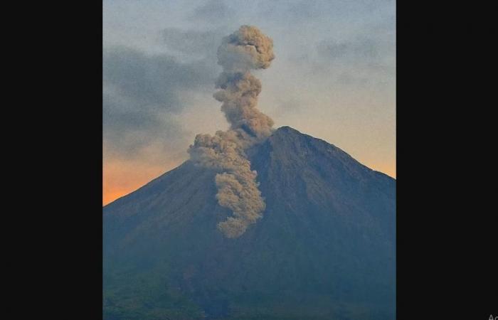 Indonesia’s Semeru erupts twice, with pyroclastic flows reaching 3km from summit (VIDEO)