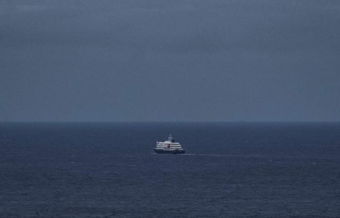 Governor warns of ‘crisis’ as operator says 30 passengers disembarked hantavirus‑hit cruise ship in Saint Helena last week