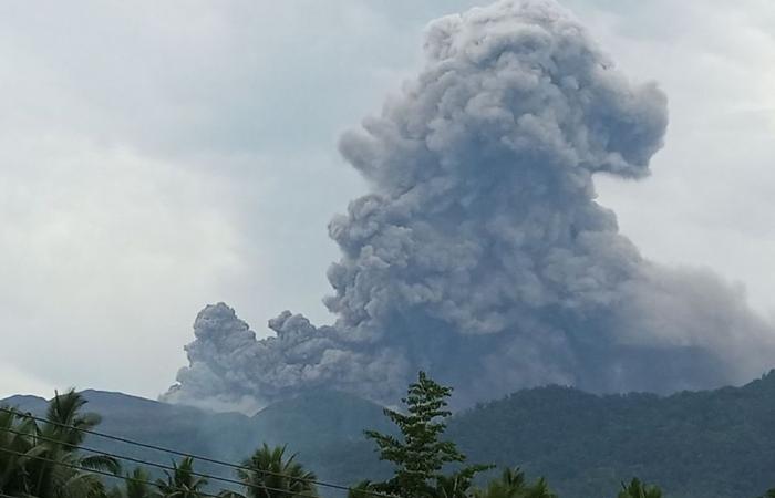 Indonesian authorities race to rescue 20 Singaporean, local hikers after Mount Dukono eruption