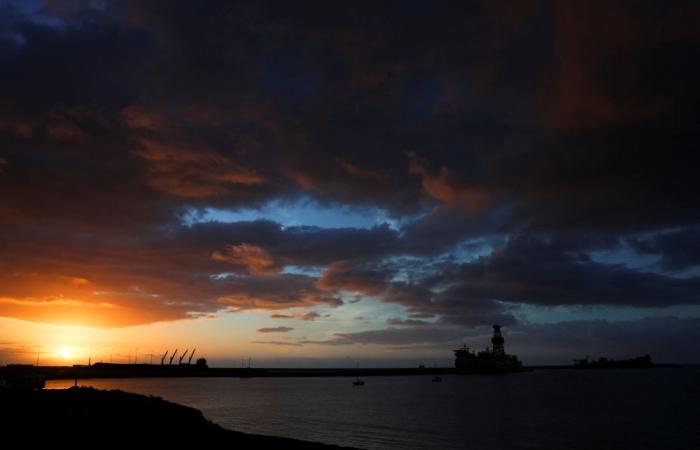 How Spain plans to evacuate passengers from the hantavirus‑hit cruise ship off Tenerife