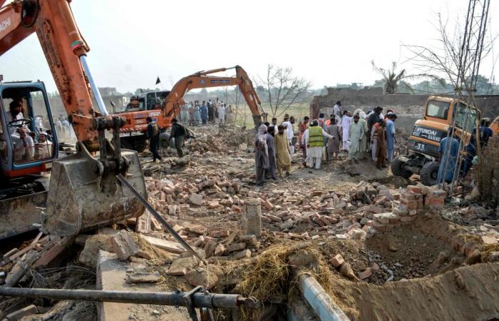 Suicide car bomb and gun attack on Pakistan police checkpoint kill 12 officers