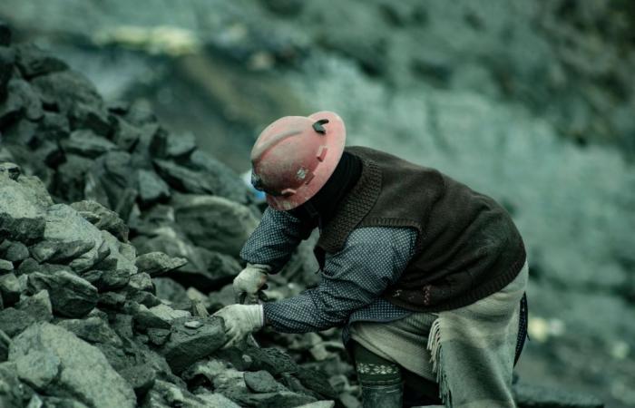 Eight dead, dozens trapped in China coal mine blast