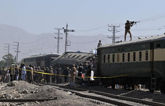 Blast targets military train in Pakistan, 24 dead
