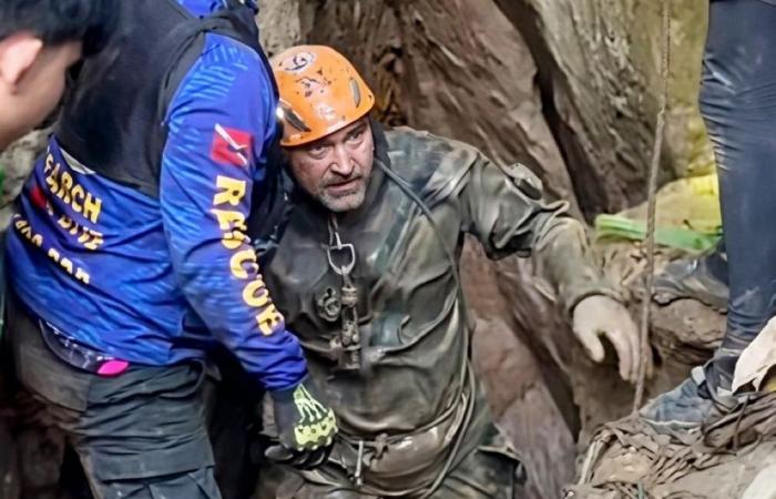 Rescuers race against time to reach seven trapped in flooded Laos cave