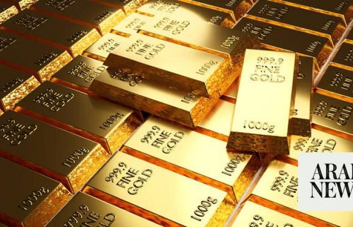 Gold edges lower as traders gauge fragile US-Iran truce