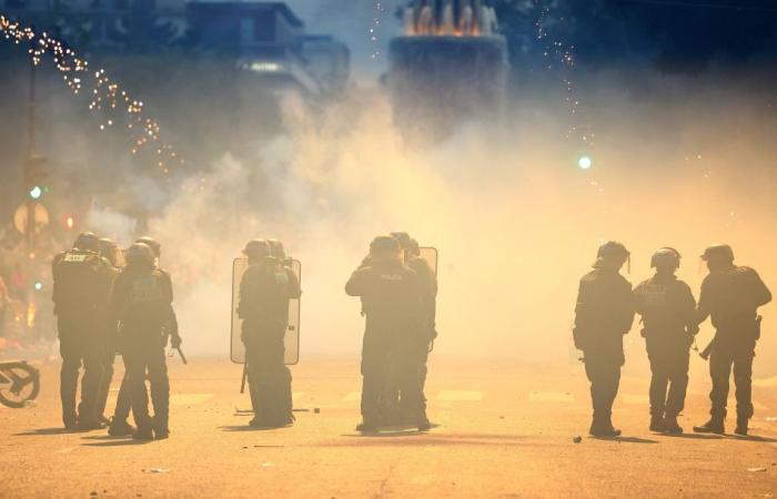 Only in France: Champs‑Elysees boarded up as PSG glory night descends into violence, 280 arrests