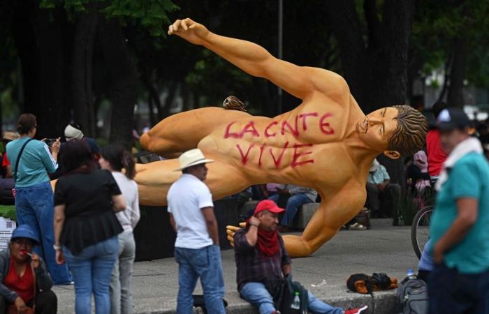 Protesting teachers in Mexico topple player statues days before World Cup