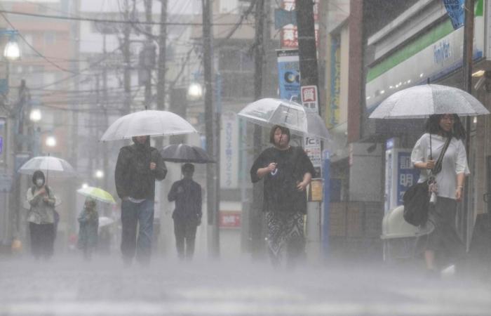 Flood warnings issued as storm Jangmi moves towards Tokyo