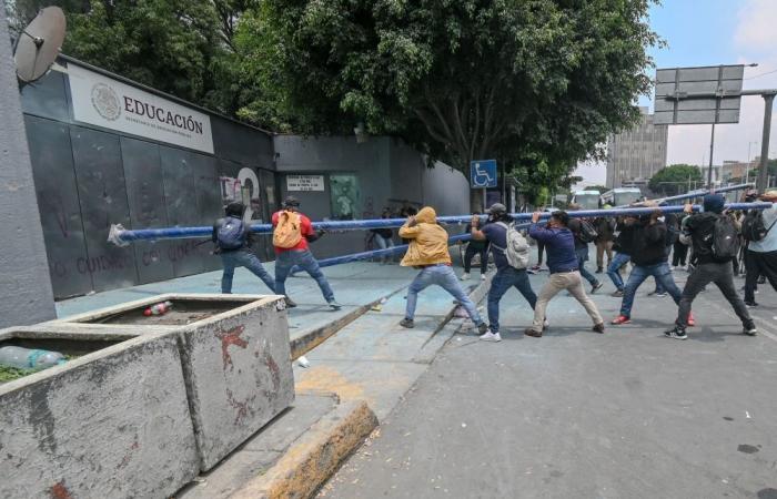 Mexico City protests threaten to overshadow World Cup opening