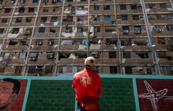 US military reopens battered Venezuelan port to speed quake relief, mass burials begin