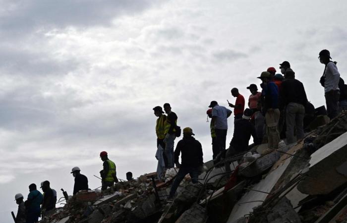 Families demand help with recovering Venezuela's quake victims