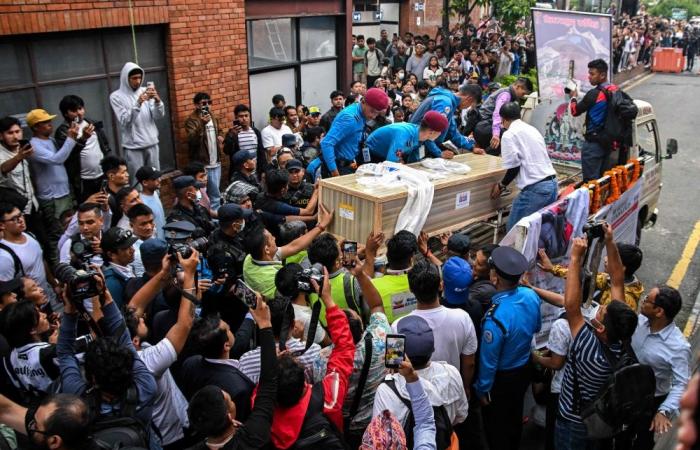 Nepal rescuers find bodies of five climbers killed last year