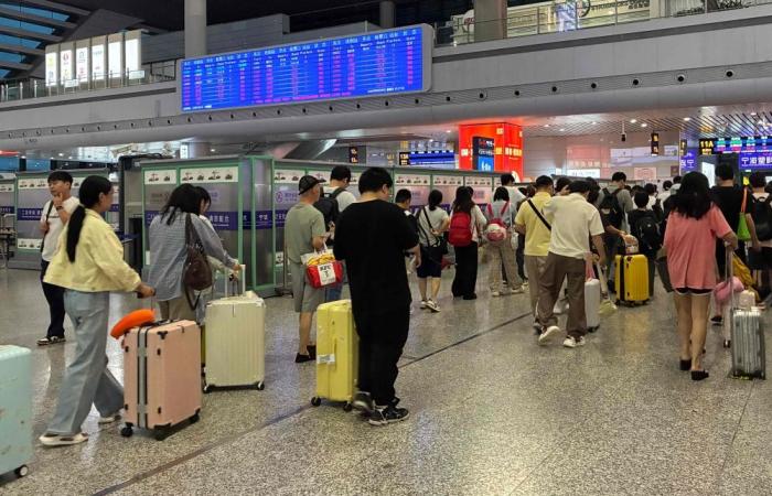 Typhoon Dolphin bears down on China, cancelling more than 1,000 flights
