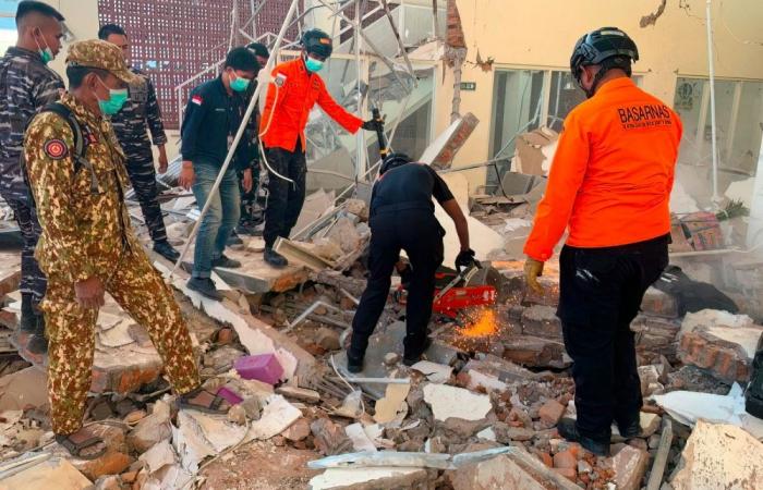 Indonesia quake: At least one dead and four wounded as tsunami warning ends