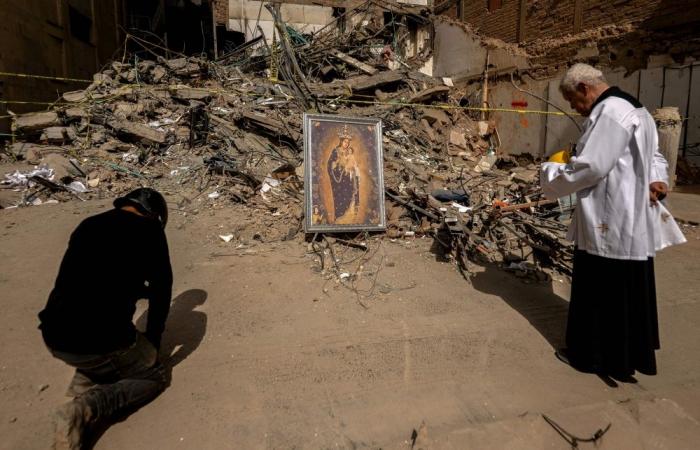 Photos, memories all that remain for Colombia's bereaved after quake