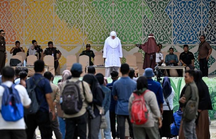 Aceh canes four Indonesians 100 strokes each for sex outside marriage