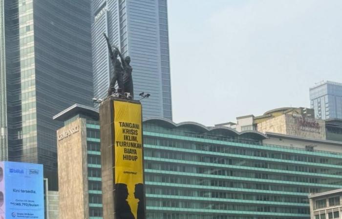 Greenpeace scales Jakarta landmark to slam Indonesia’s Prabowo over haze crisis on second anniversary of presidency