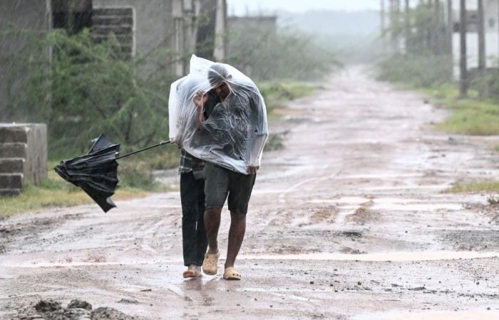 India evacuates 100,000 as Cyclone Arnab makes landfall with 135kph winds